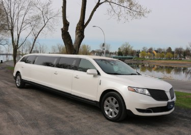 Lincoln MKT Super Stretch Limousine Photo