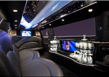 Lincoln MKT Super Stretch Limousine Photo